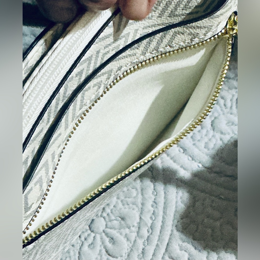 Liz Claiborne Cream Geometric Crossbody with Brown Trim - Picture 8 of 9